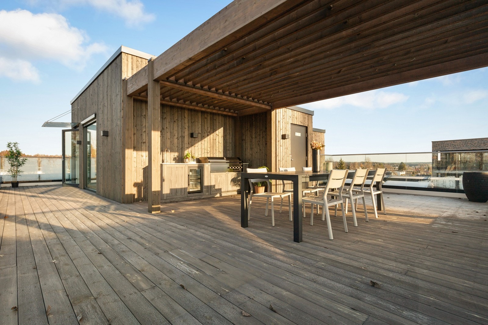 Terrassen strekker seg over hele 66 kvm. og har svært gode solforhold. Galleribilde