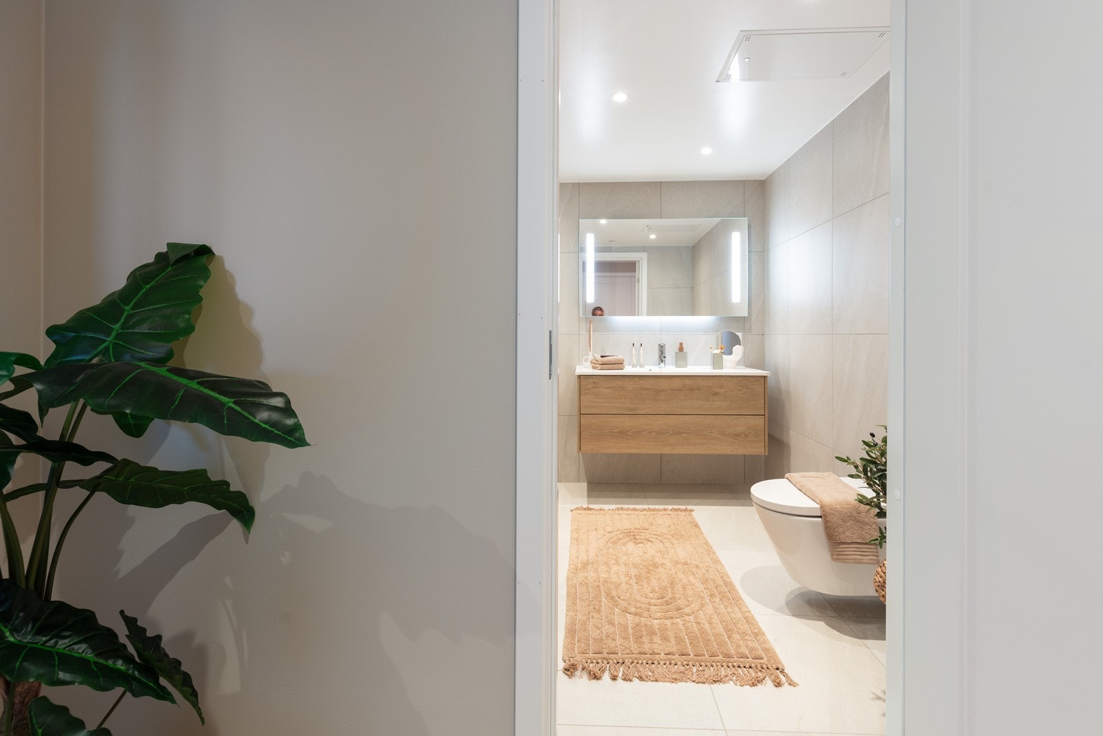 I tilknytning til hovedsoverommet ligger et delikat, helfliset bad. Galleribilde