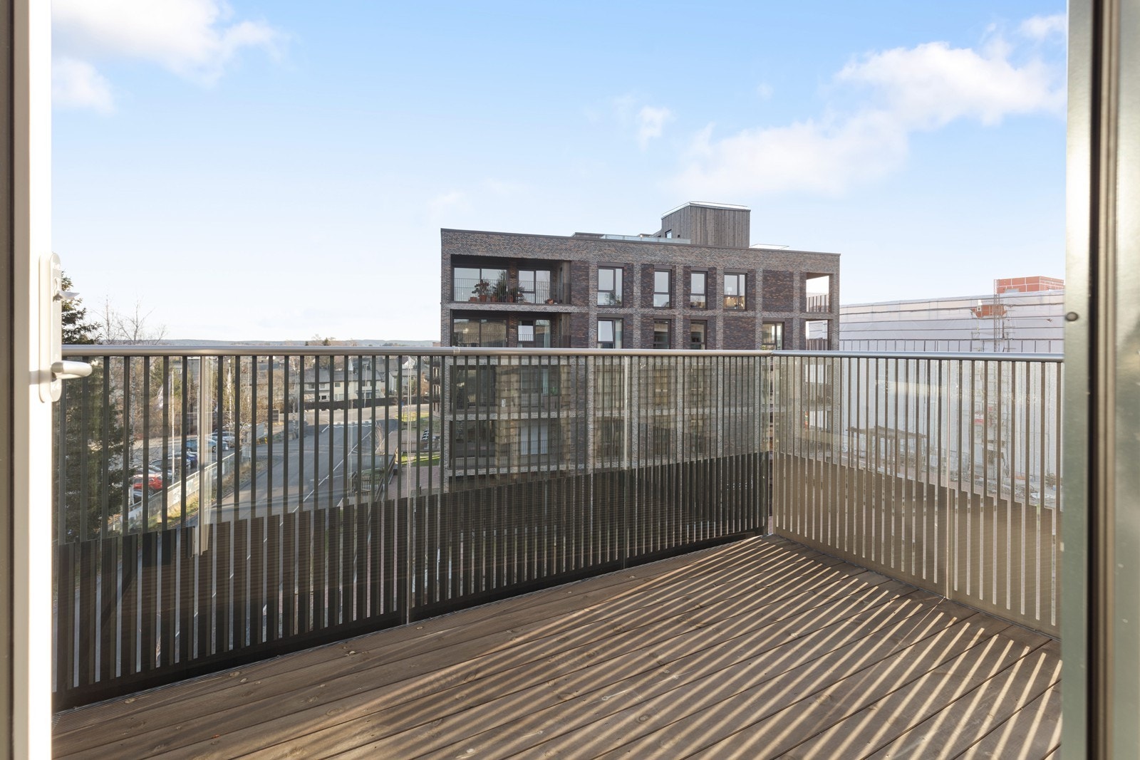 Balkongen har plass til en liten sittegruppe. Galleribilde