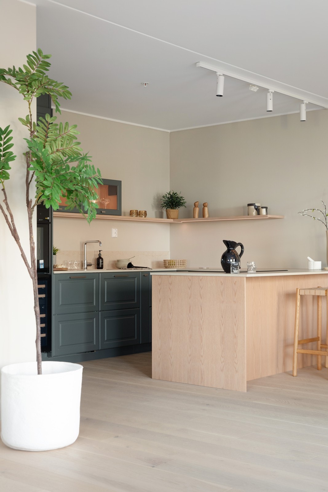 Den praktiske kjøkkenøya gir ekstra arbeidsflate og uformelle sitteplasser. Galleribilde