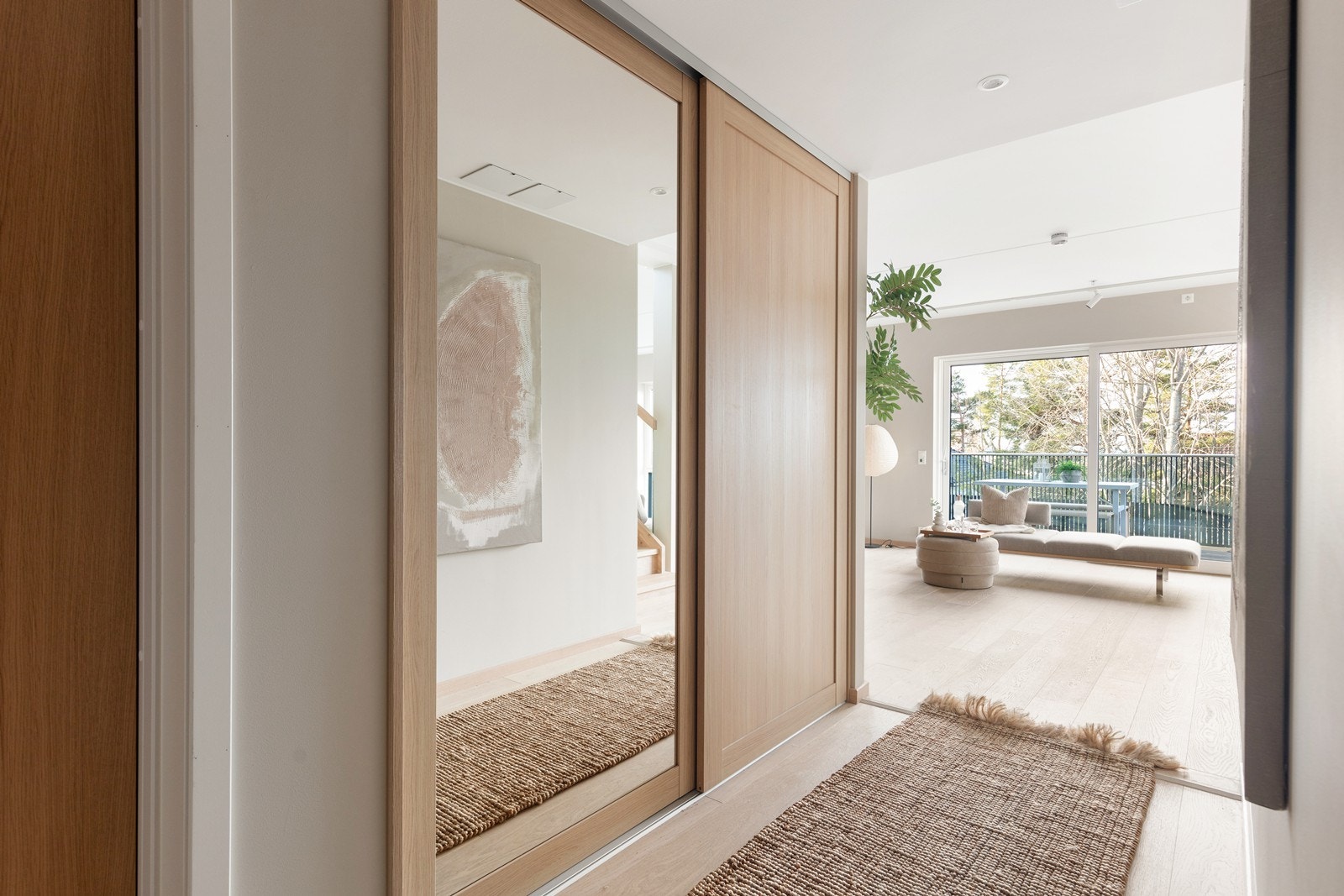 Inngangspartiet har en romslig skyvedørsgarderobe med speilfronter. Galleribilde