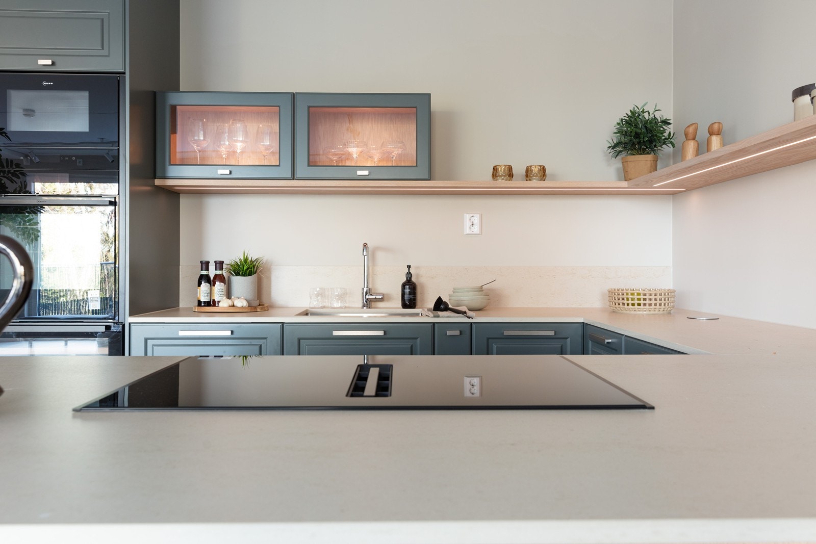 Platetopp med integrert ventilator og vitrineskap med belysning. Galleribilde