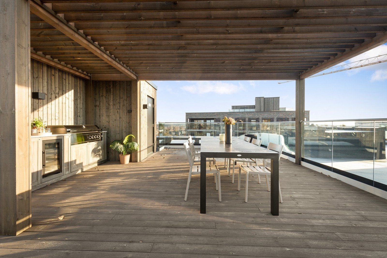 Pergolaen skaper en lun og skjermet sone for spiseplassen. Galleribilde