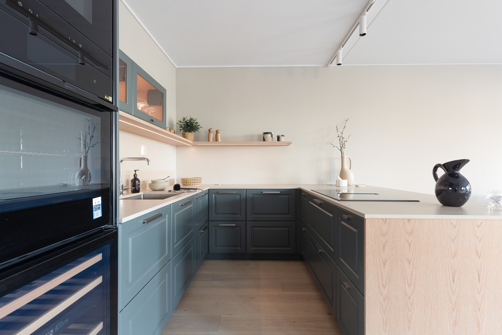 Kjøkkeninnredning med profilerte fronter. Integrert stekeovn med dampfunksjon, mikro og vinskap. Galleribilde