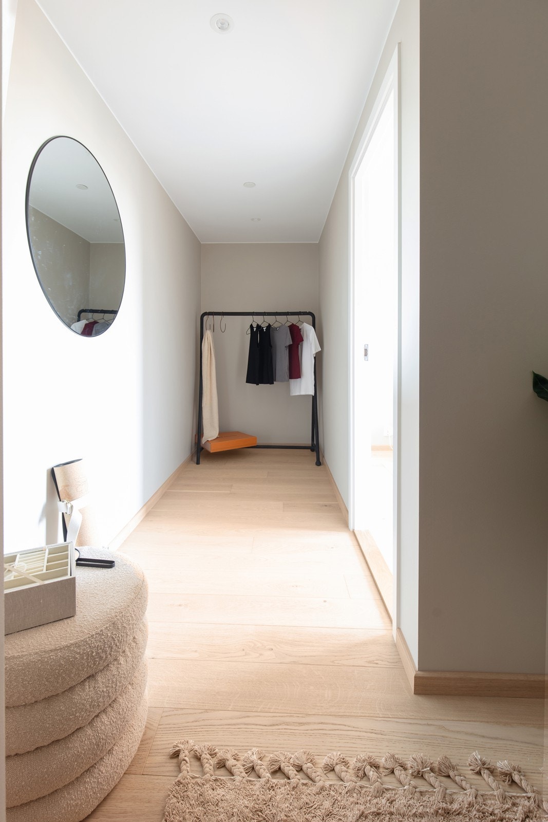 Omkledningsrommet fungerer som en passasje mellom soverom og bad. Galleribilde