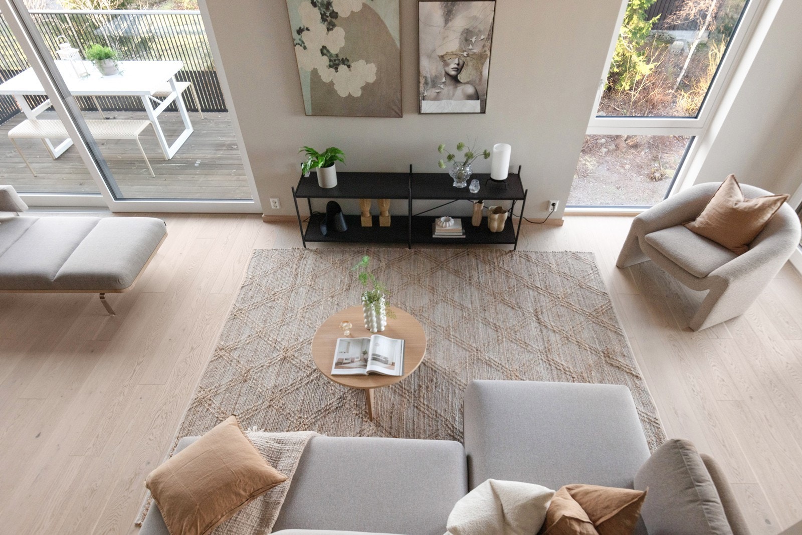 Oversiktsbilde som viser den gode størrelsen i stuen. Galleribilde