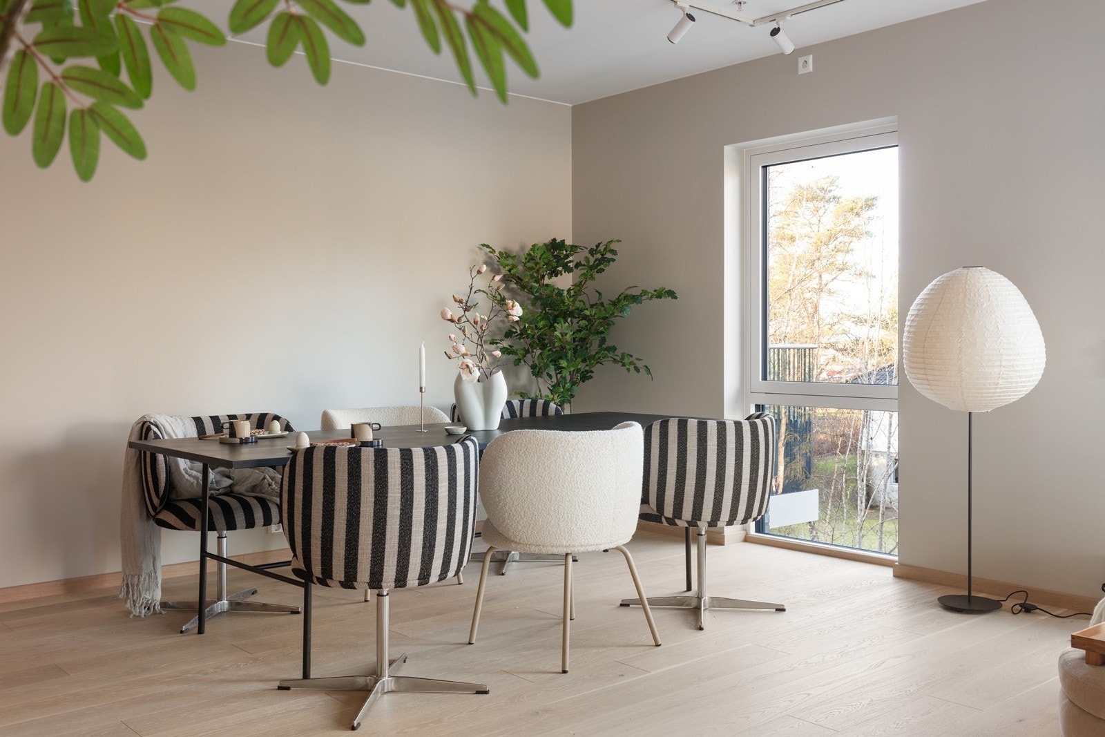 I tilknytning til kjøkkenet er det god plass til en spisegruppe. Galleribilde