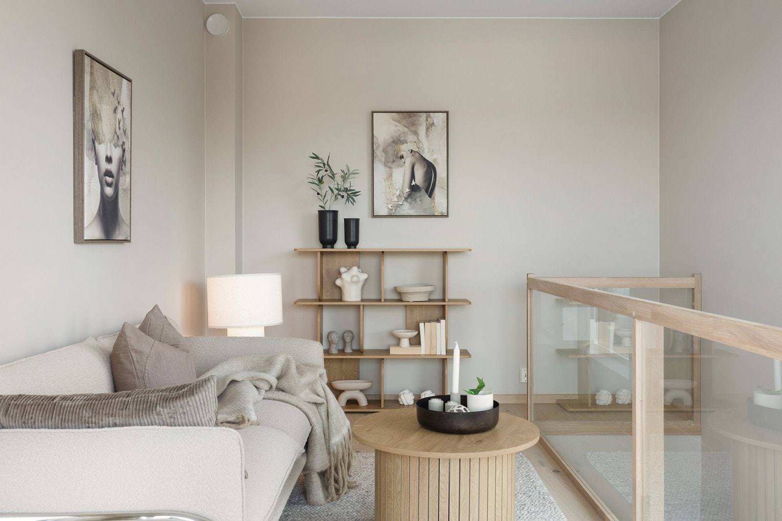 I toppetasjen finner du en ekstra stue, perfekt som TV-krok eller bibliotek. Galleribilde