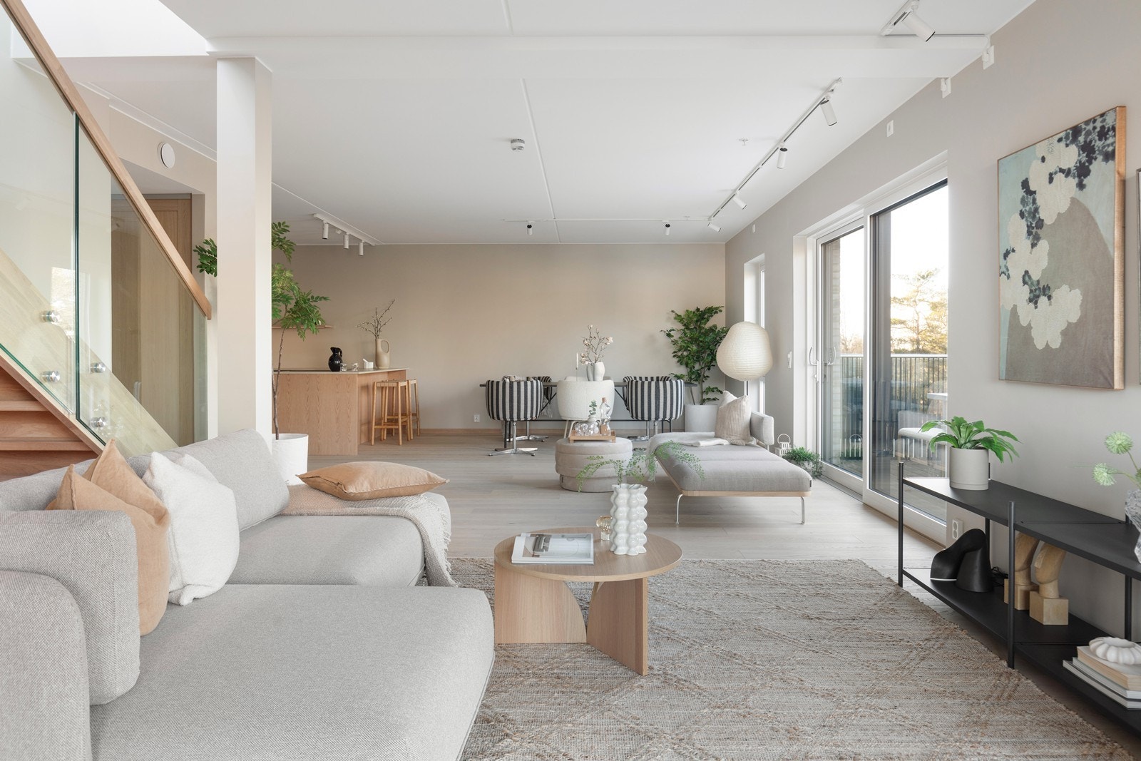 Den åpne løsningen gir gode møbleringsmuligheter for både sitte- og spisegruppe. Galleribilde