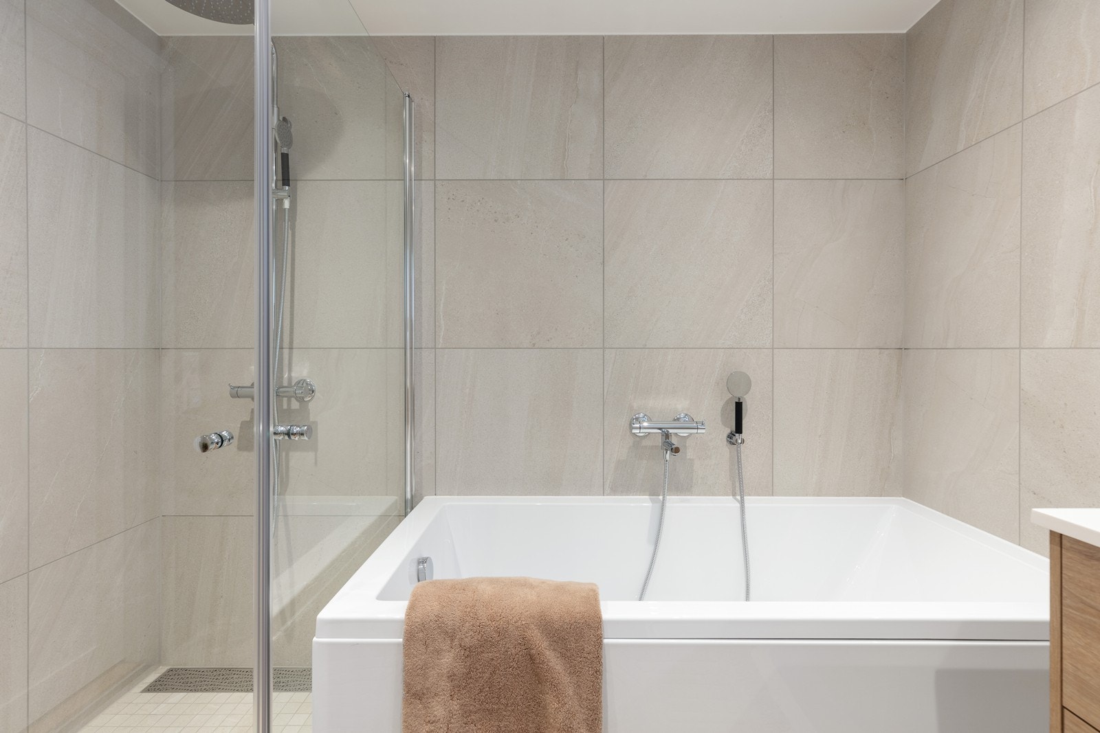 Både badekar og separat dusjnisje med regnfallsdusj. Galleribilde