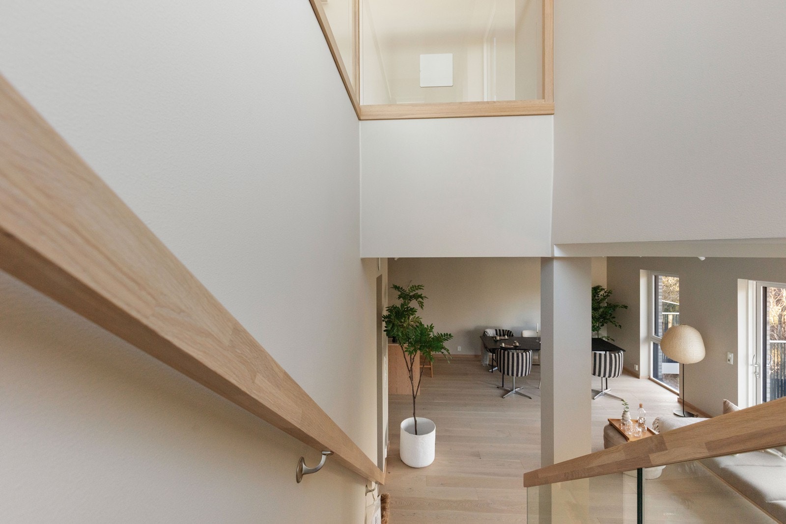 Den åpne trappeløsningen skaper en god forbindelse mellom etasjene. Galleribilde