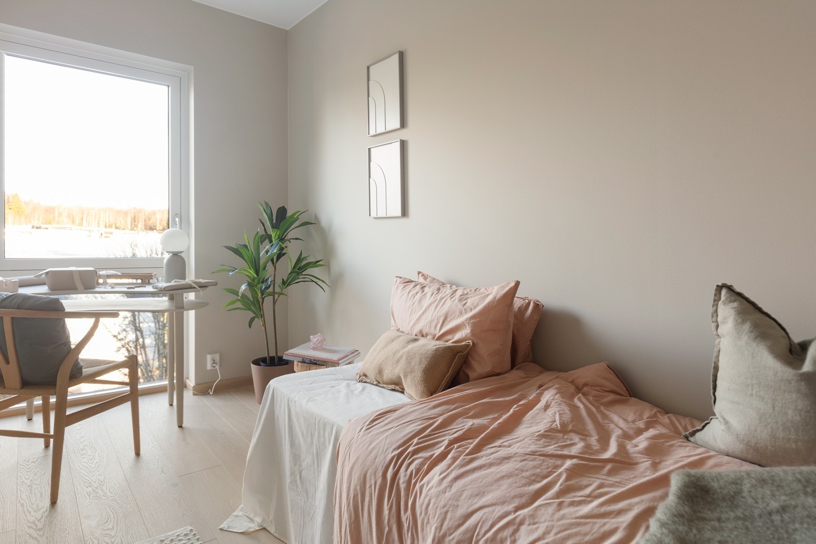 Også dette rommet har store vindusflater og parkett på gulvet. Galleribilde