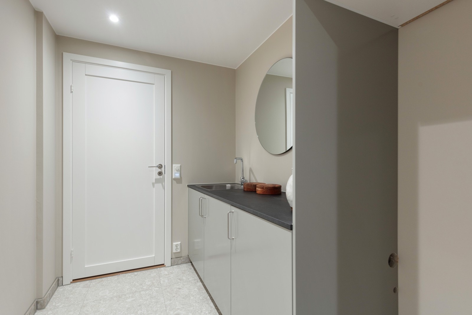 God skapplass og slitesterk benkeplate på vaskerommet. Galleribilde