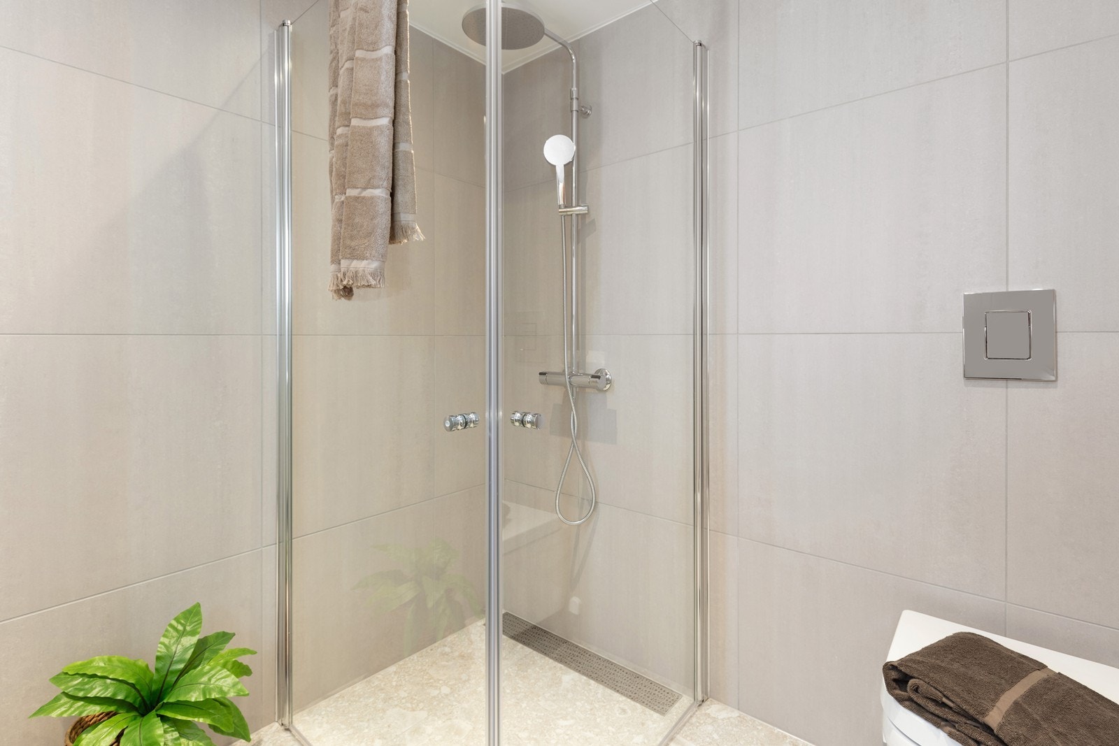 Dusjhjørne med regnfallsdusj og moderne slukrenne. Galleribilde