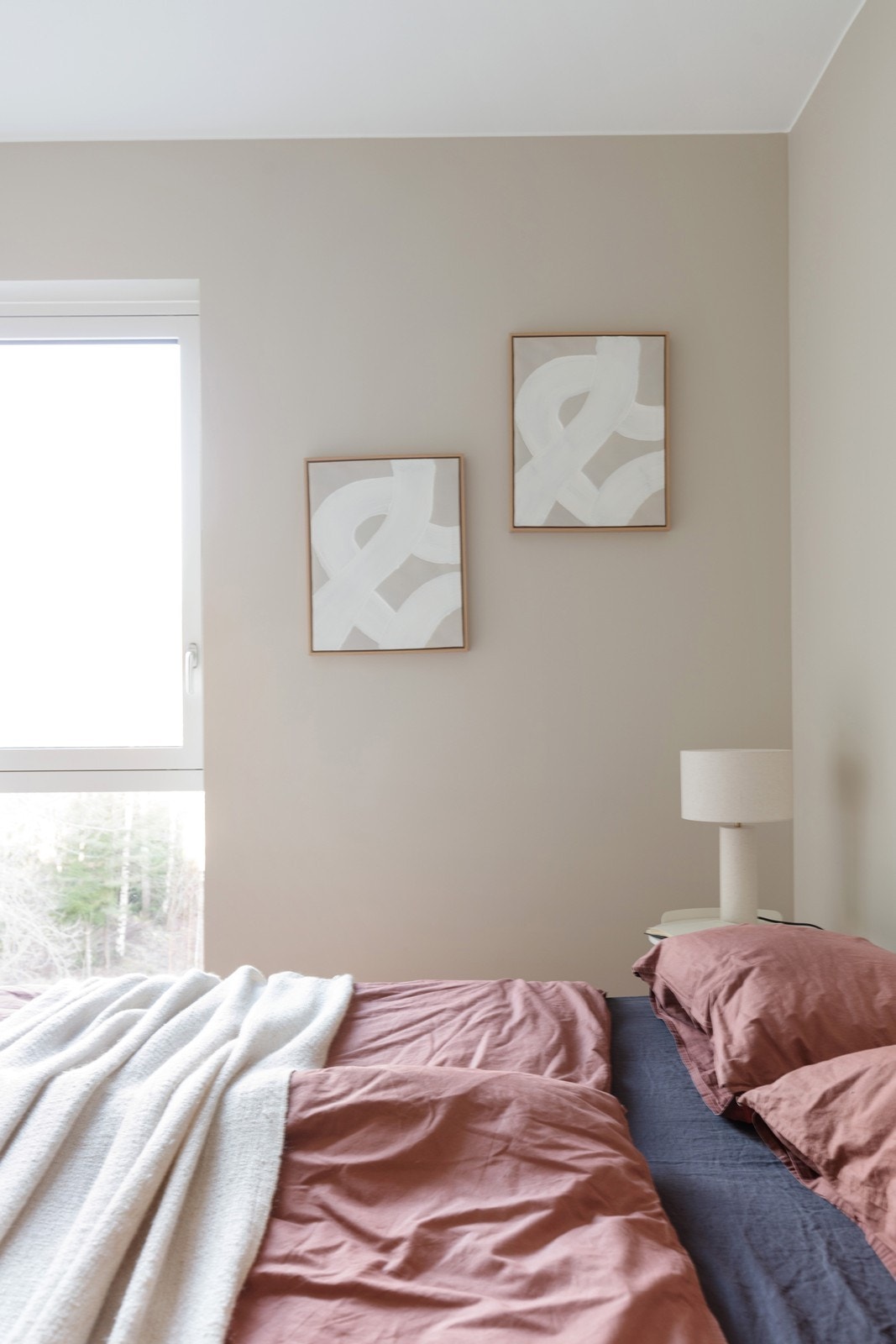 Et stort vindu sørger for godt med dagslys. Galleribilde