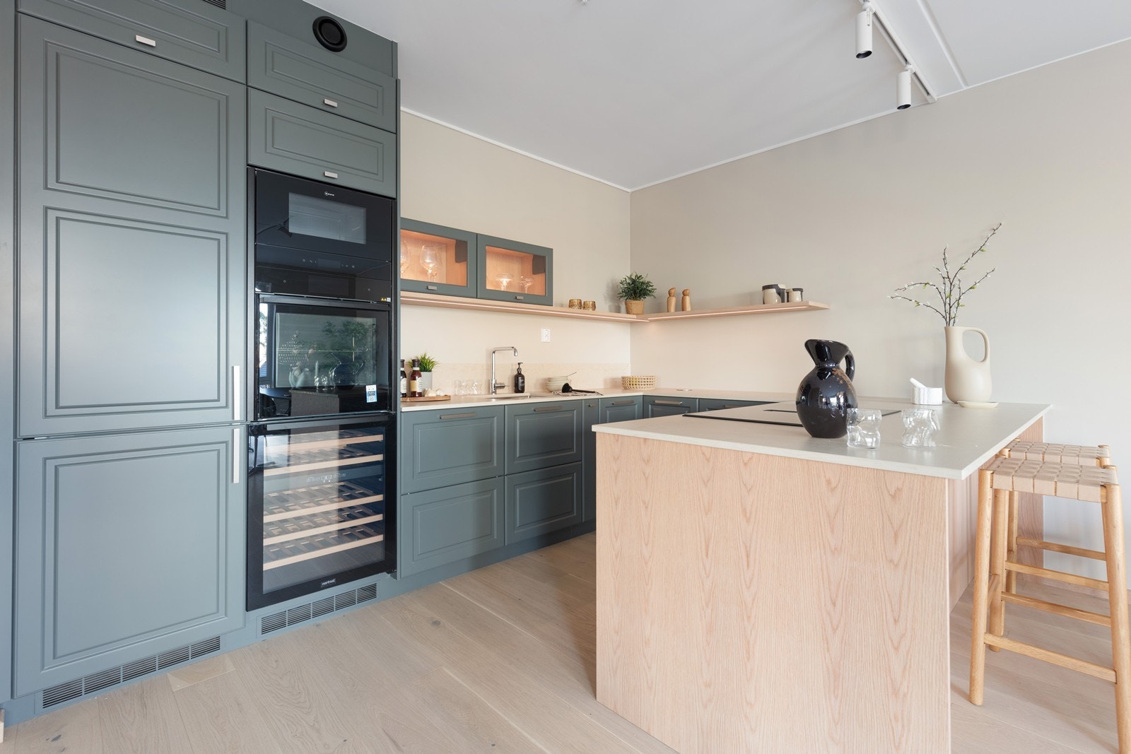 Et velutstyrt kjøkken med integrert vinskap og rikelig med oppbevaringsplass. Galleribilde