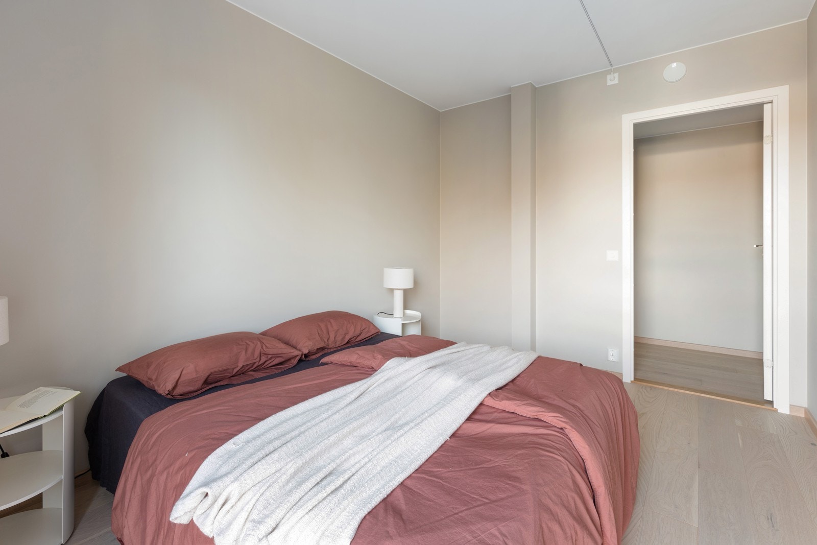 Rommet har en behagelig farge på veggene og 1-stavs parkett på gulvet. Galleribilde