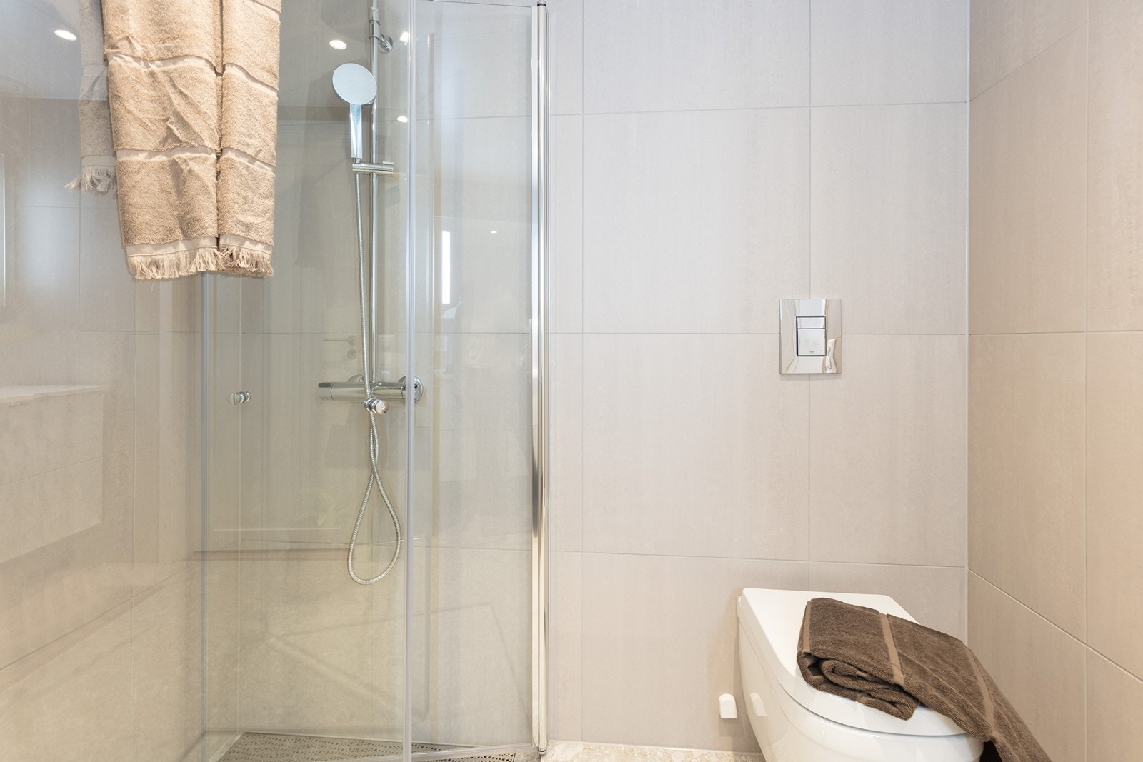 Lyse og nøytrale overflater gir et tidløst og pent inntrykk. Galleribilde