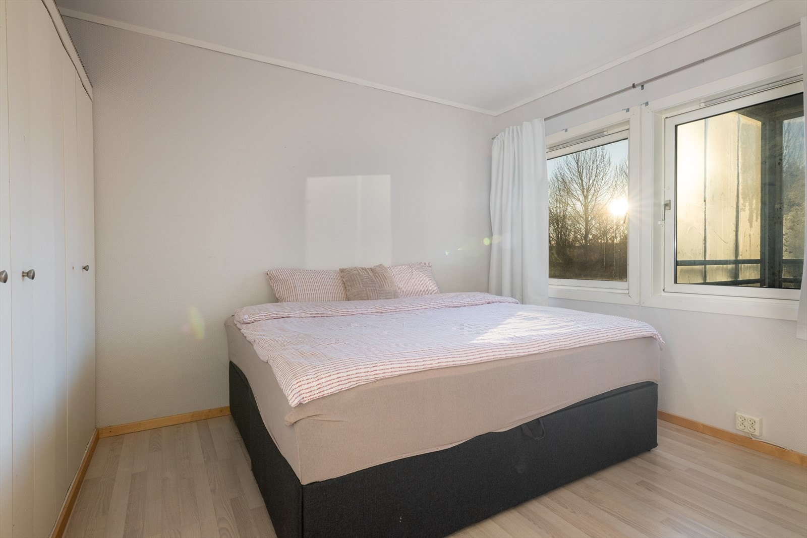 Hovedsoverommet har adkomst fra stua, mens de to andre ligger tilbaketrukket med egen soveromsgang. Galleribilde
