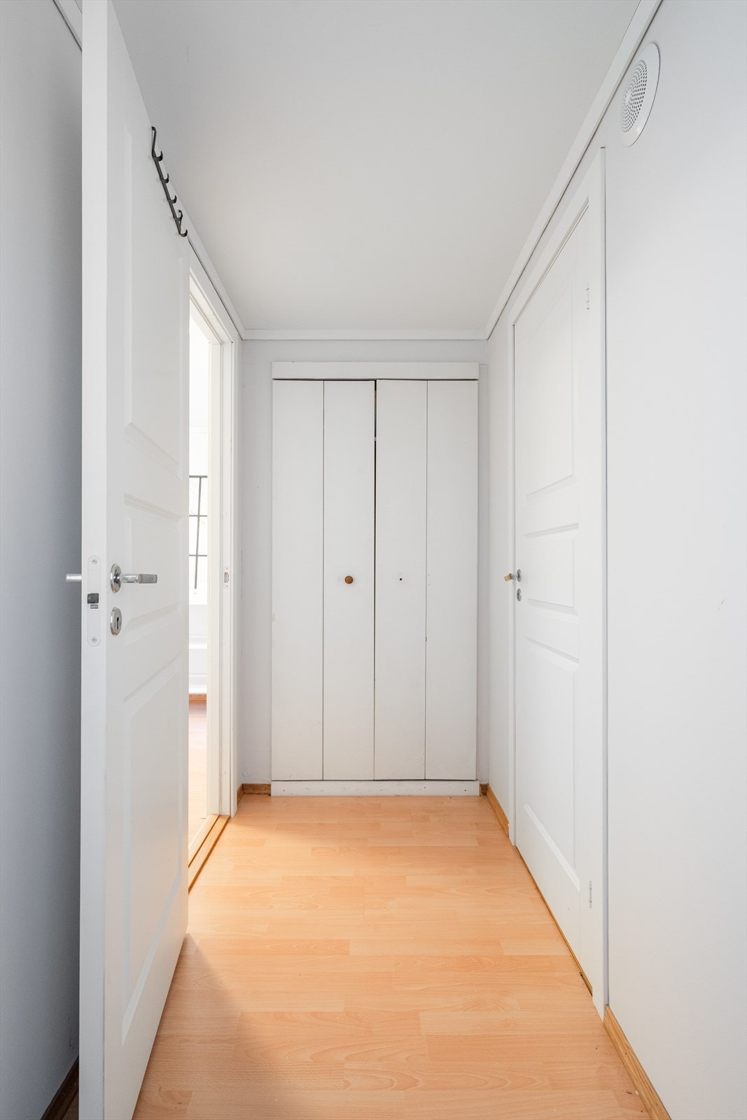 Inntil entrèen er det en soveromsgang på 6 m2, med innebygget garderobeskap. Herfra er det adkomst til to av leilighetens tilsammen tre soverom. Galleribilde