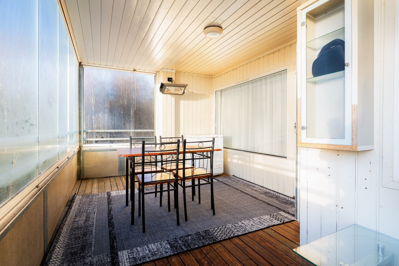 Balkongen har foldevinduer som skal gi mulighet for å åpne opp på varme dager, med gulv av impregnerte terrassebord. Balkongen har god plass til ønsket møblering, og forlenger stuearealet store deler av året. Galleribilde