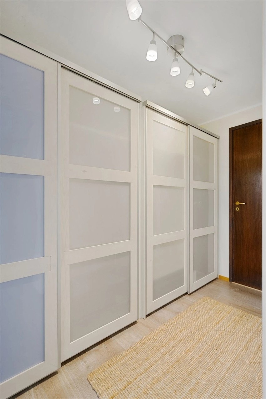 Gang med stor skyvedørsgarderobe og rikelig med lagringsplass.