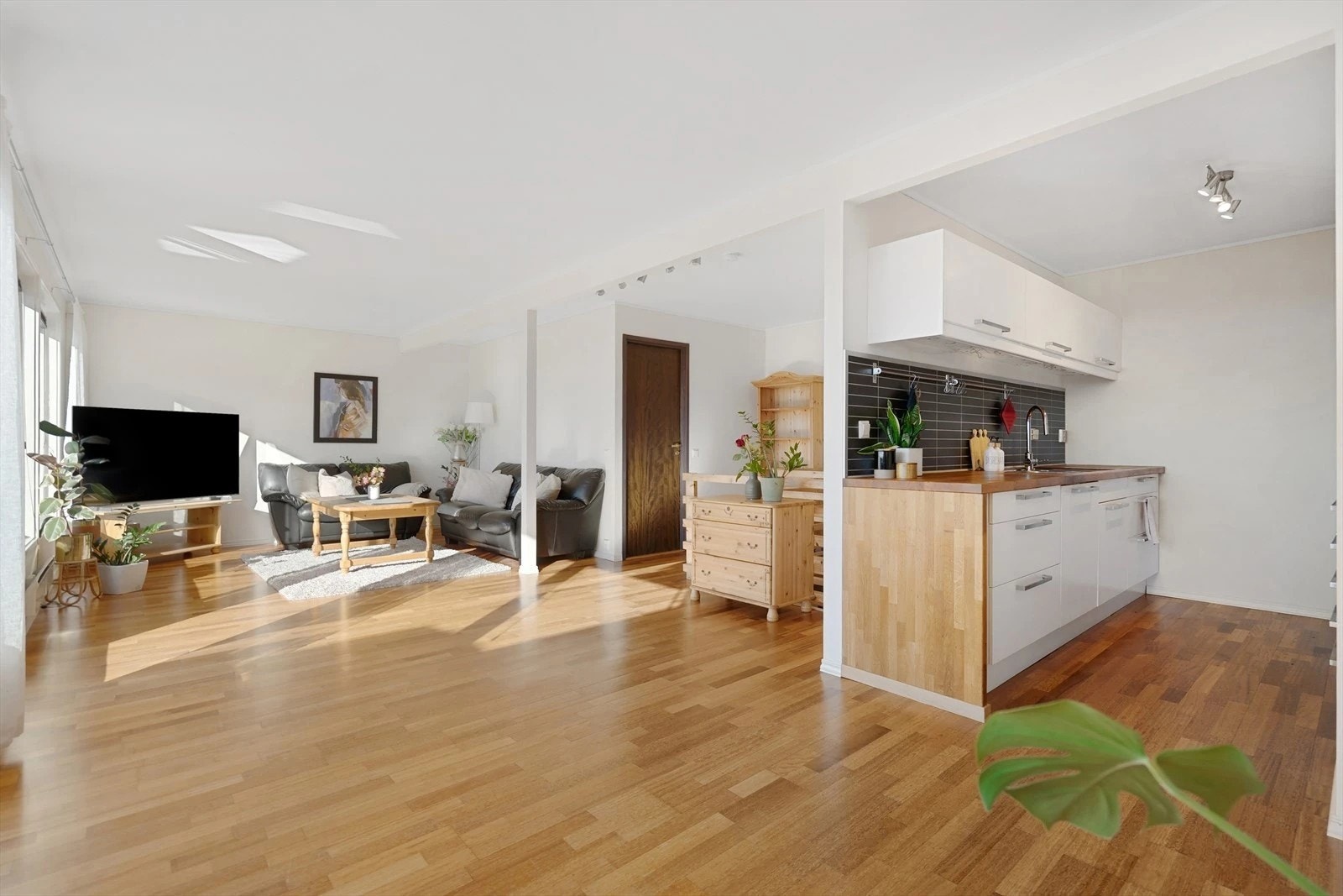 Åpen løsning mellom kjøkken og stue gir god romfølelse.