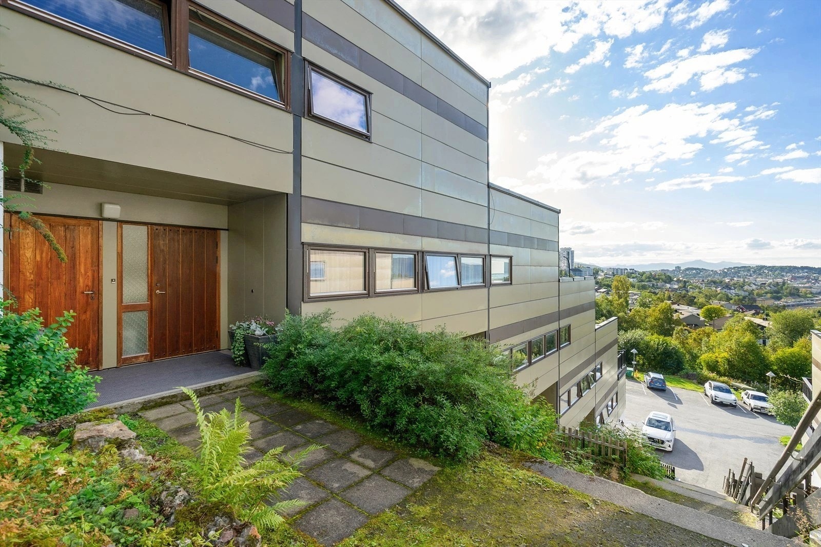 Hyggelig inngangsparti med utsikt.