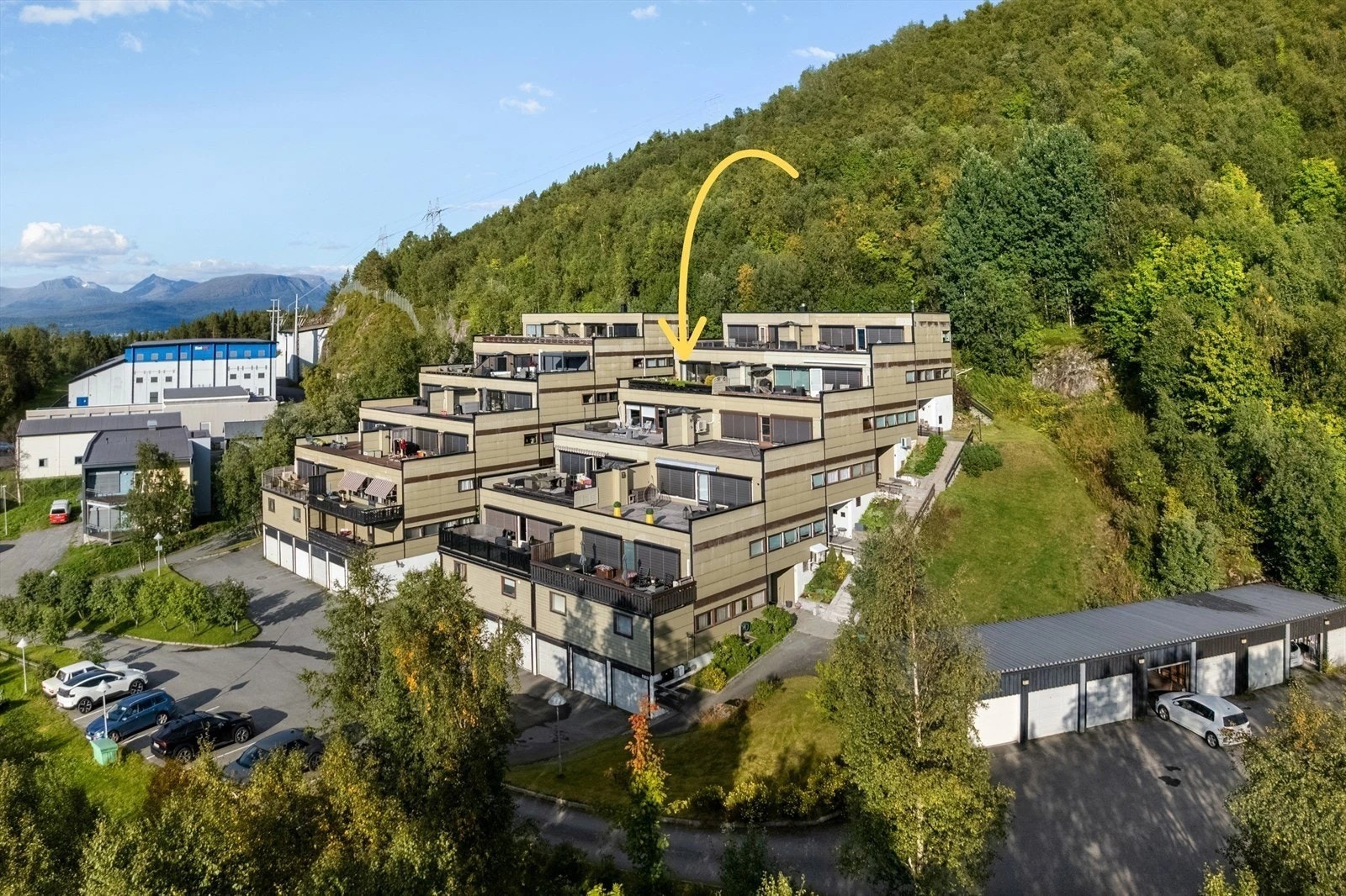 Nabolaget er rolig og familievennlig og bygget ligger helt tilbaketrukket opp mot naturen i fjellsiden.