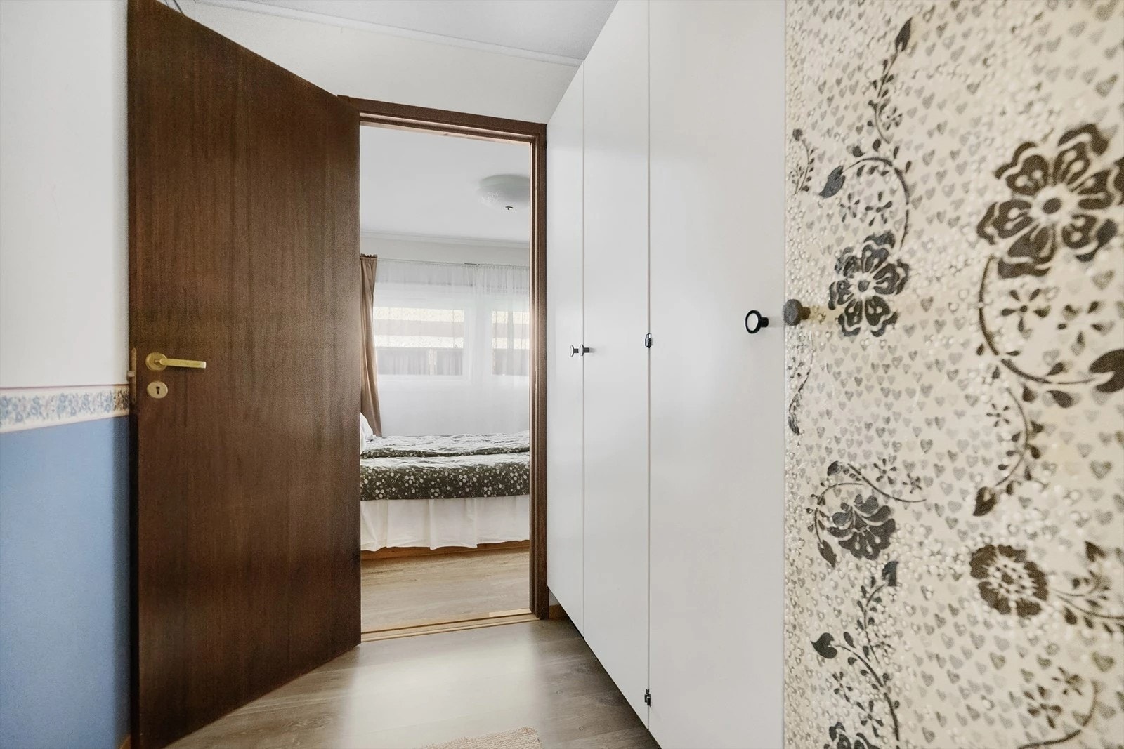 Walk-in mellom soverom 1 og badet.