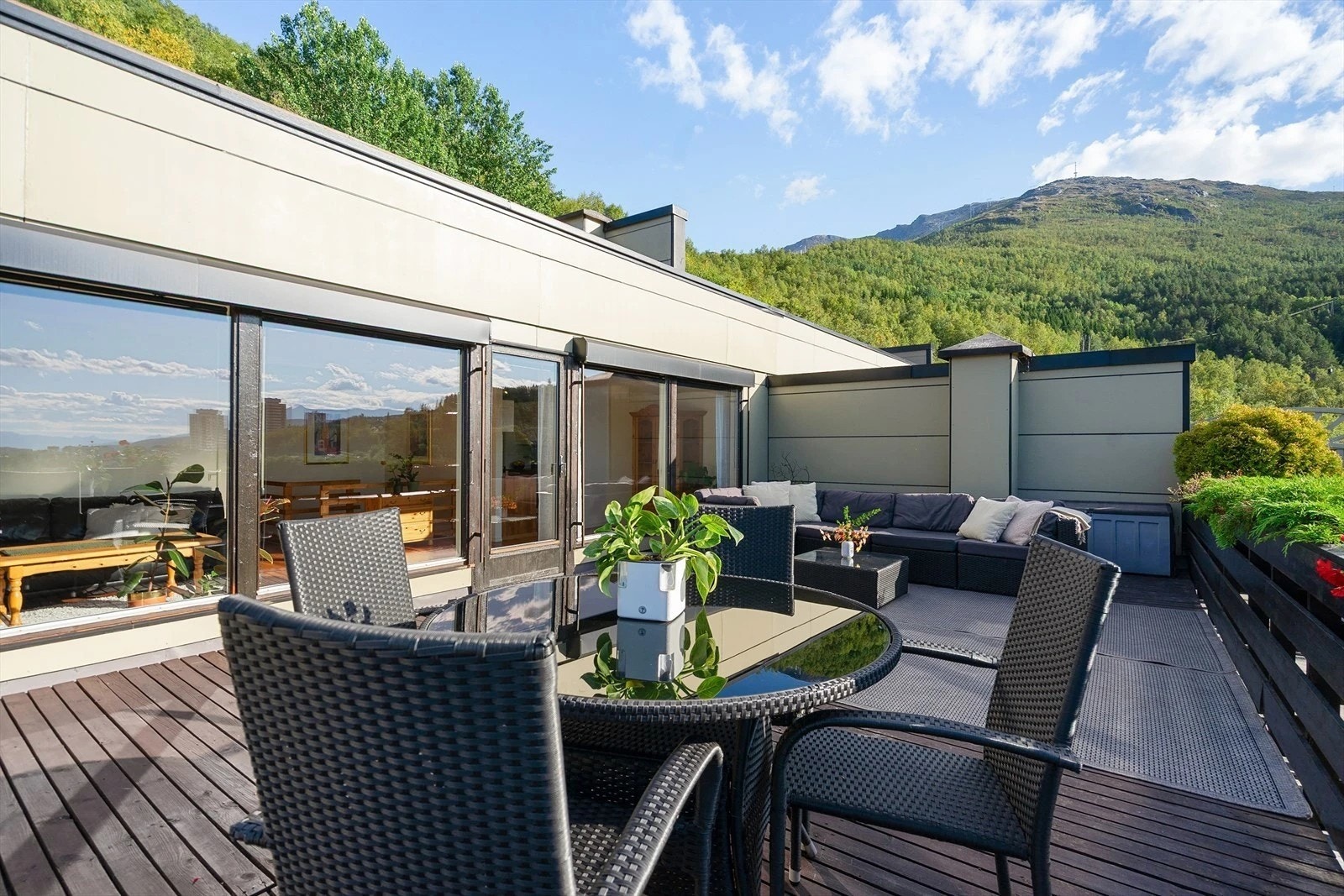 Romslig terrasse der fine soldager kan nytes!
