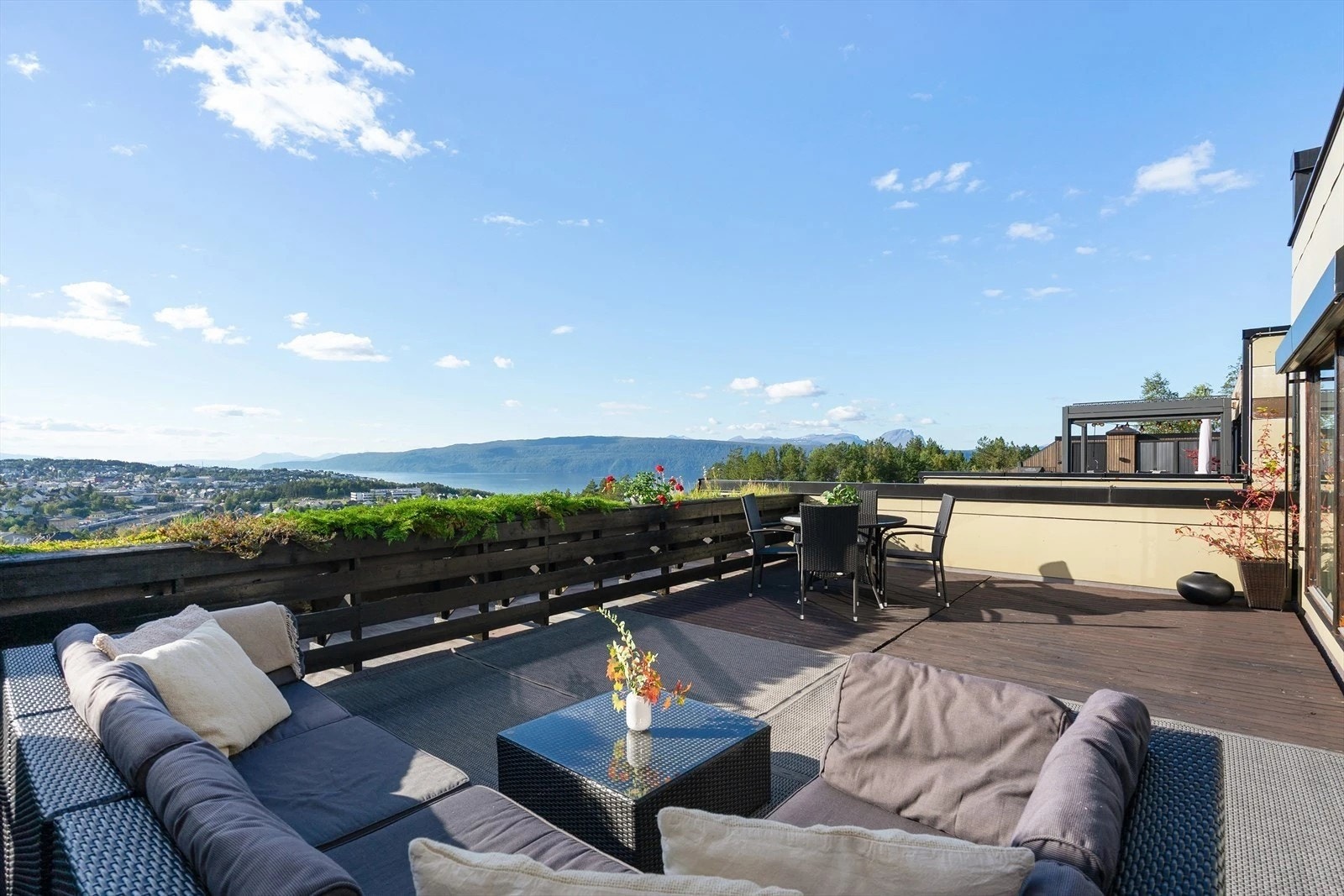 Flott utsikt mot både Narvikfjellet og utover Ofotfjorden.