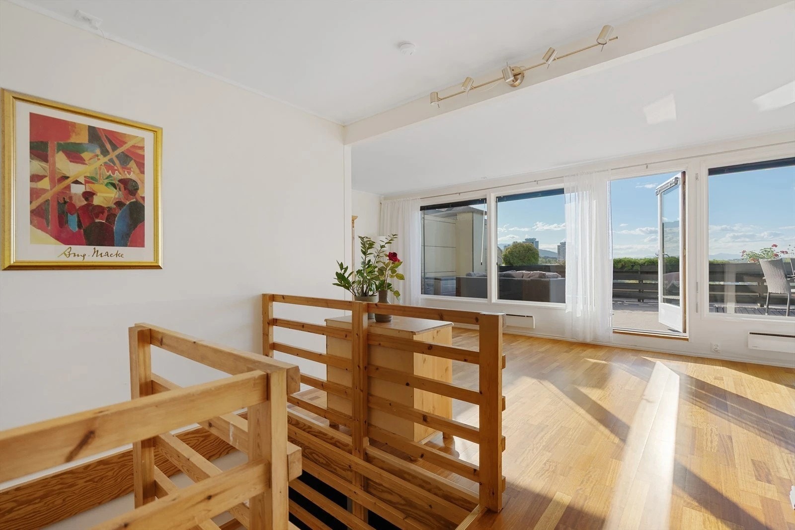 Lys og romslig leilighet over to plan med 3 soverom og flott beliggenhet.