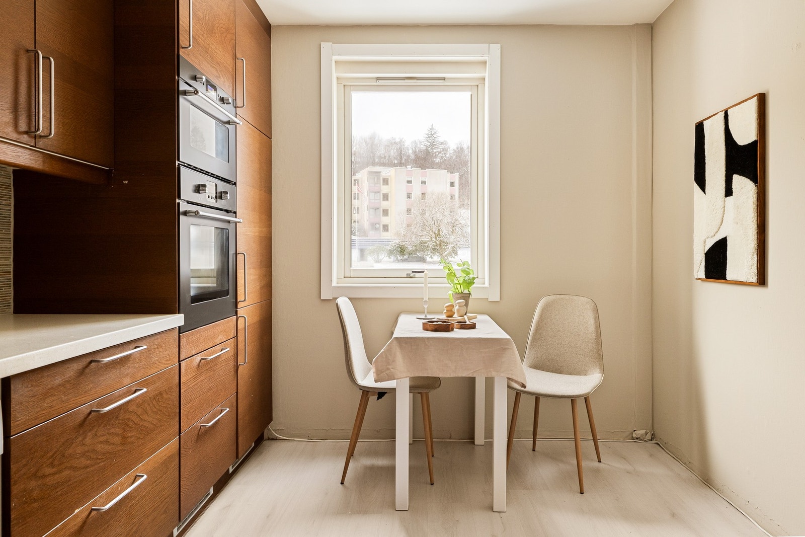 Plass til sittegruppe på kjøkken, hvor du kan nyte morgenkaffen. Galleribilde