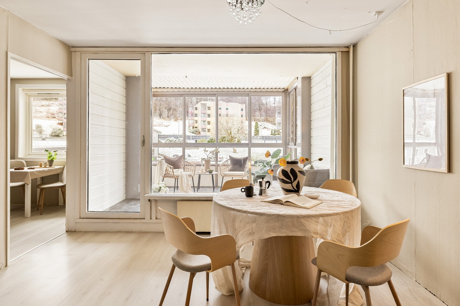 Innglasset balkongen gjør en fin og naturlig forlengelse av stuen. Galleribilde