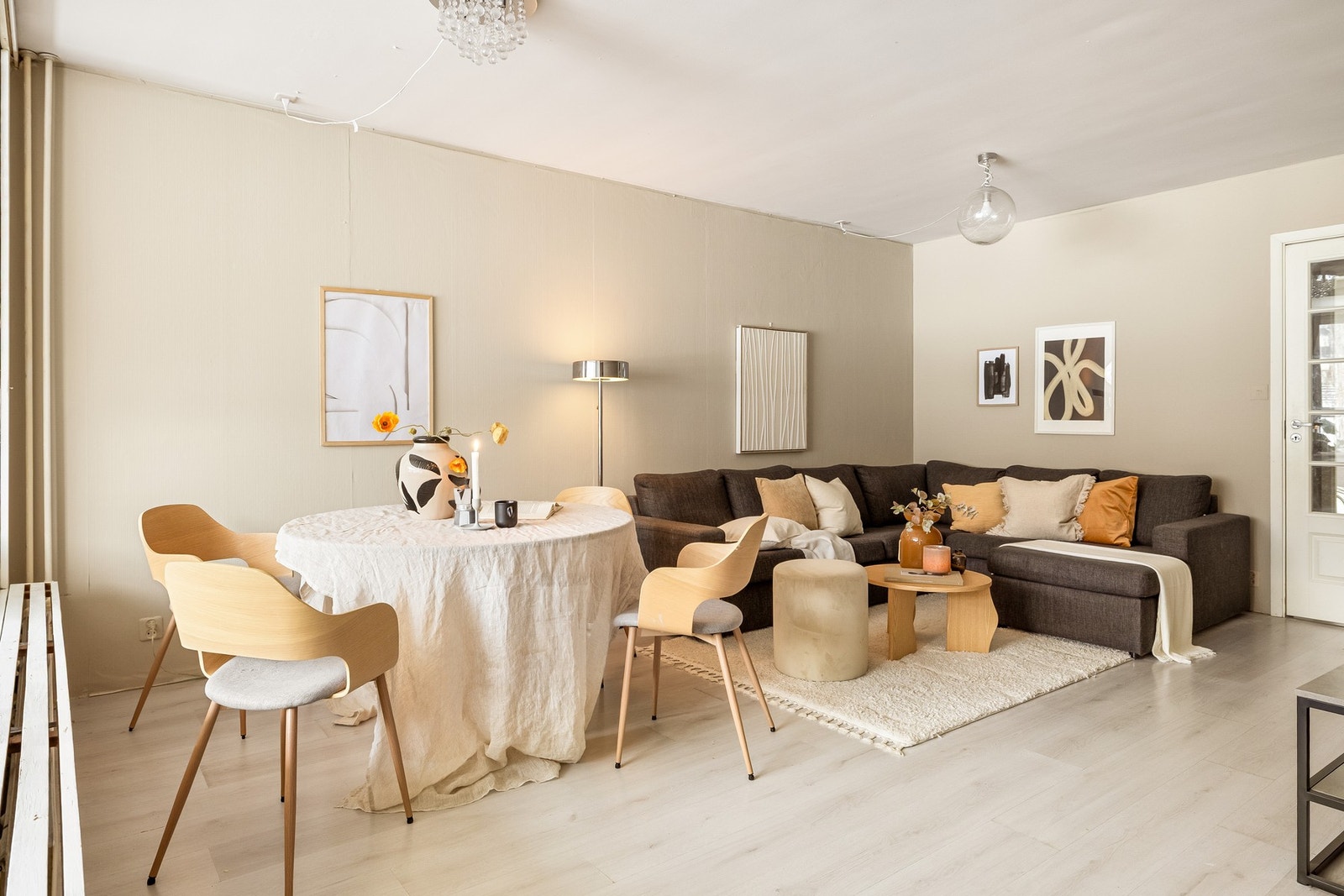 God plass til både sitte- og spisegruppe for å nyte dagene med familien. Galleribilde