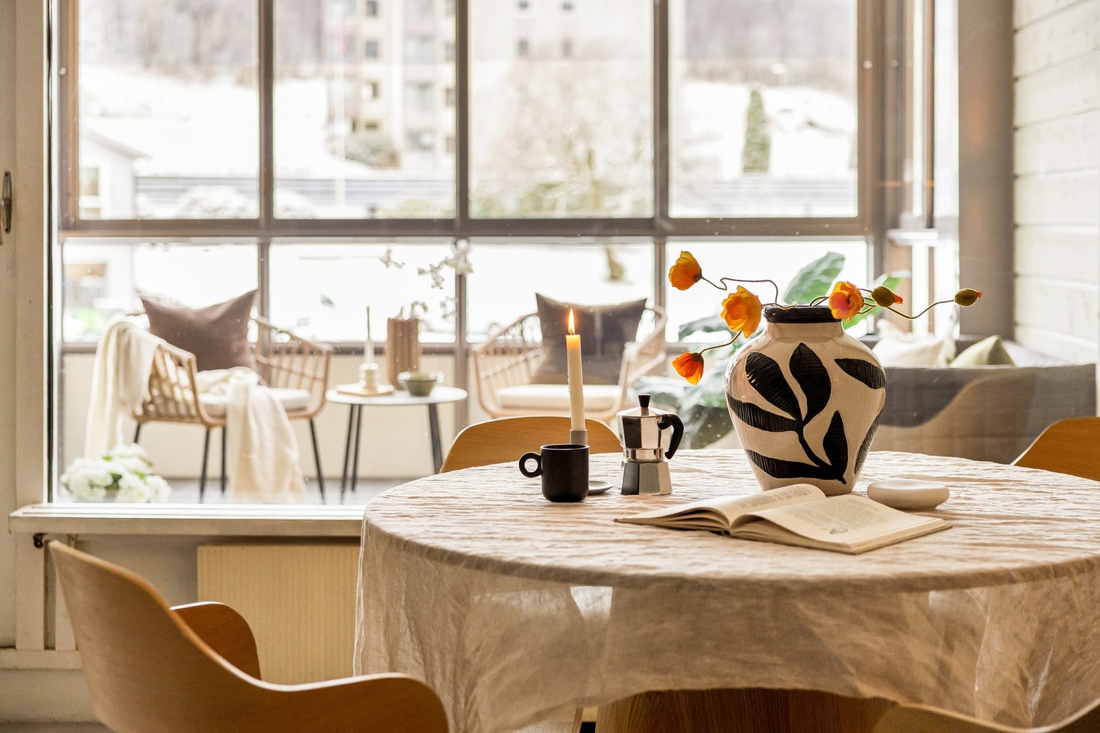 Rikelig med lysinnslipp fra vinduene. Galleribilde