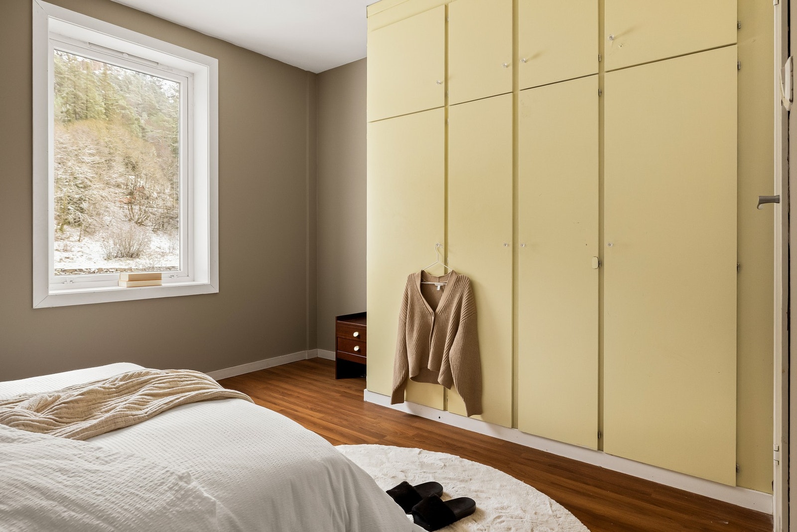 Integrert garderobeskap med god plass. Galleribilde