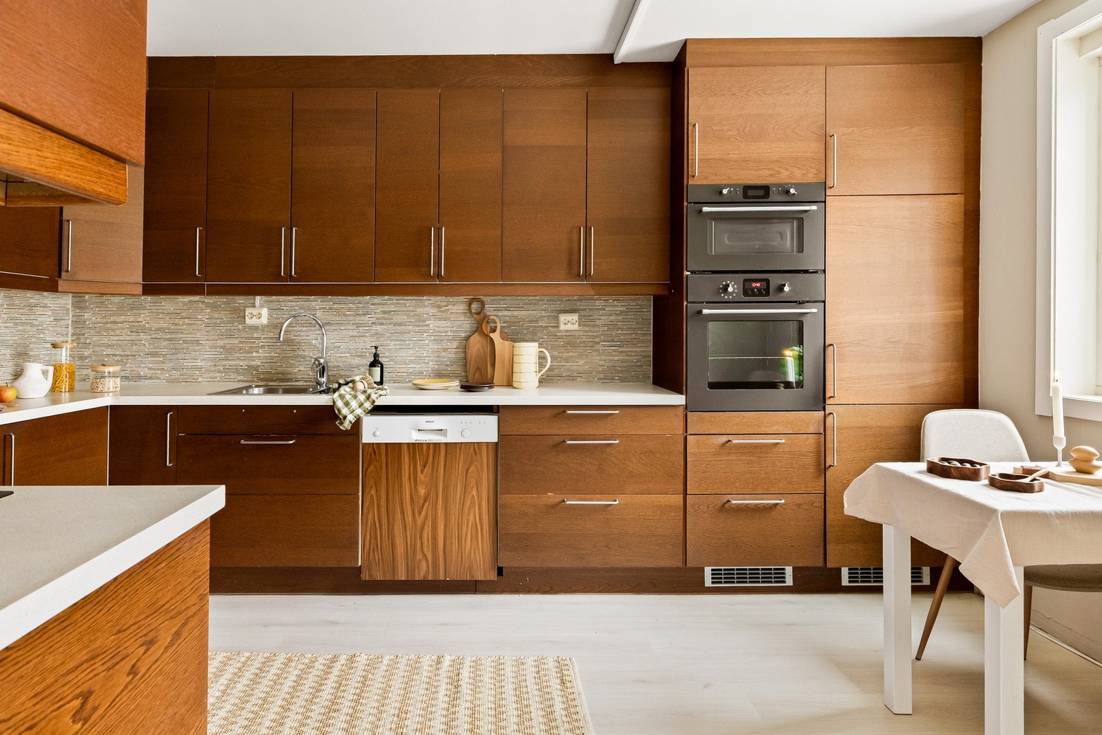 Integrerte hvitevarer som mikrobølgeovn, oppvaskmaskin, kjøleskap, stekeovn og indkusjonstopp. Galleribilde