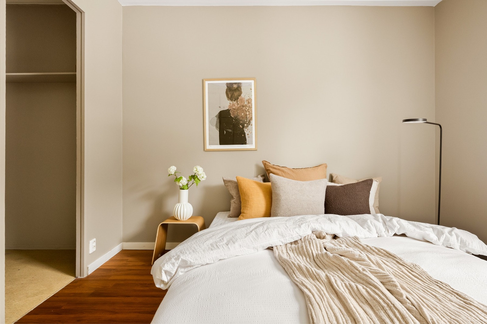 Her er det walk-in/bod med masse oppbevaringsplass. Galleribilde