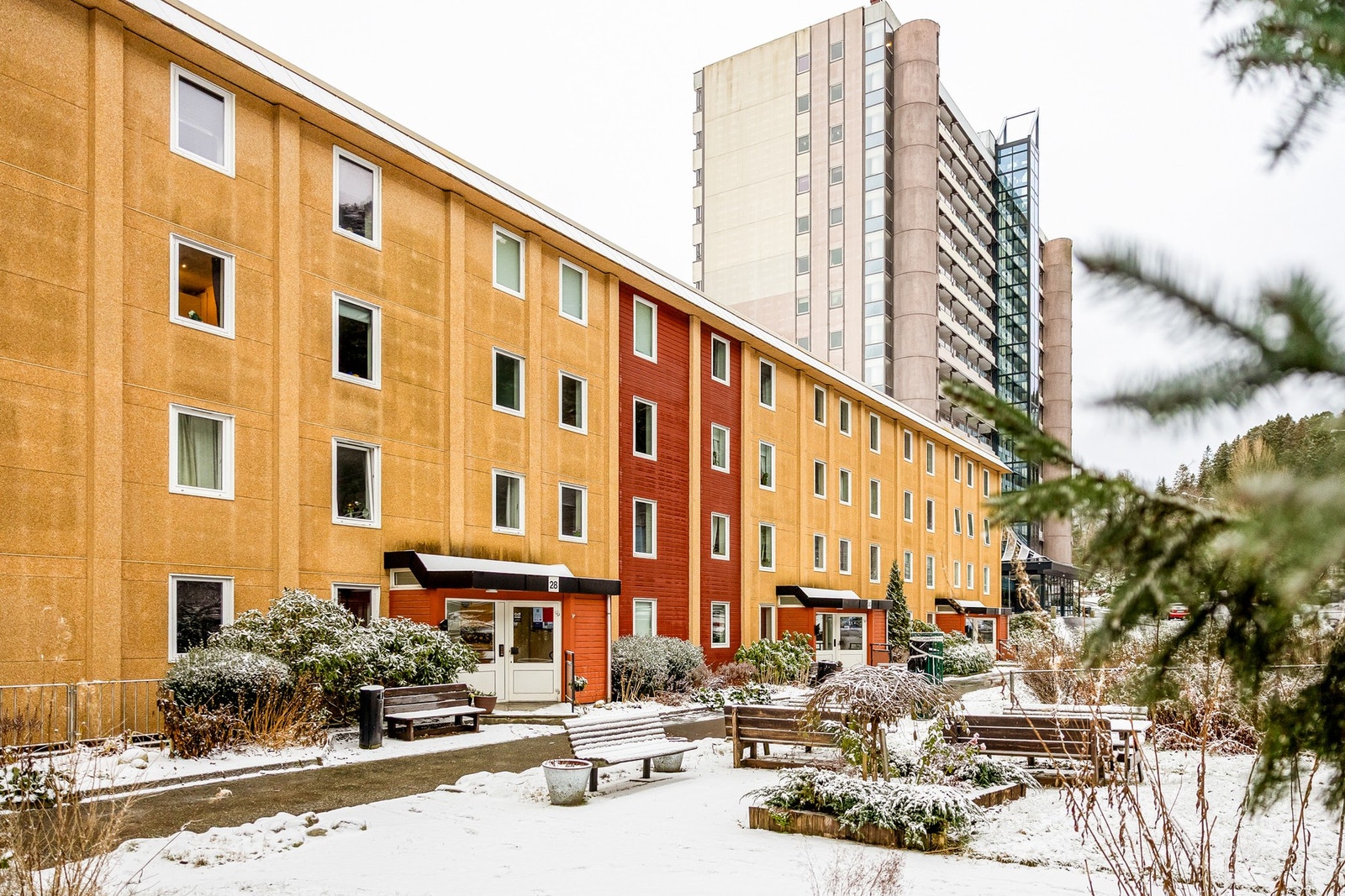 Leiligheten ligger til i byggets 3 etasje, i et godt vedlikeholdt borettslag. Galleribilde