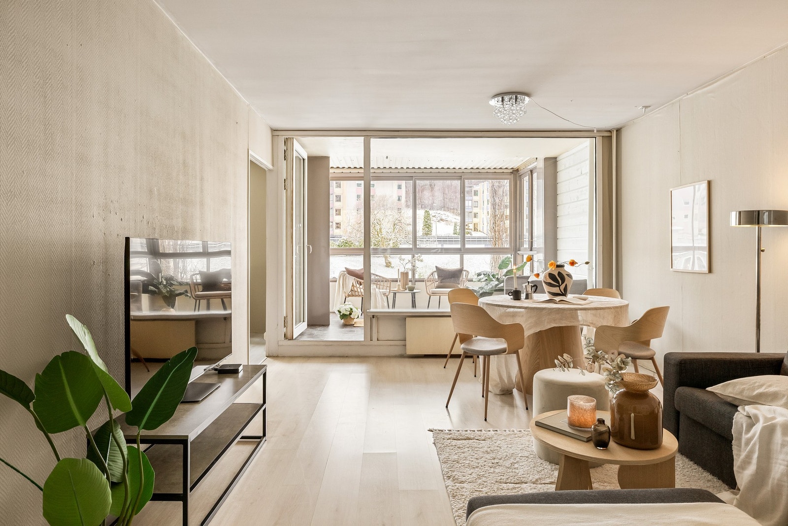 Fra stuen er det utgang til vestvendt innglasset balkong på hele 11 kvadratmeter. Galleribilde