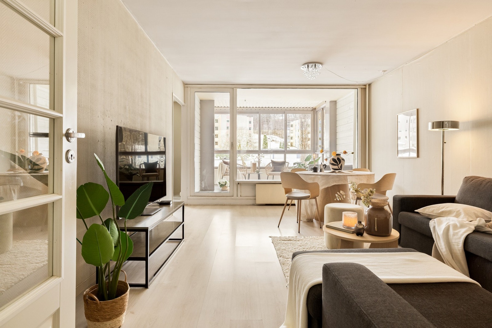 Fra gangen er det en naturlig inngang til boligens samlingspunkt. Galleribilde