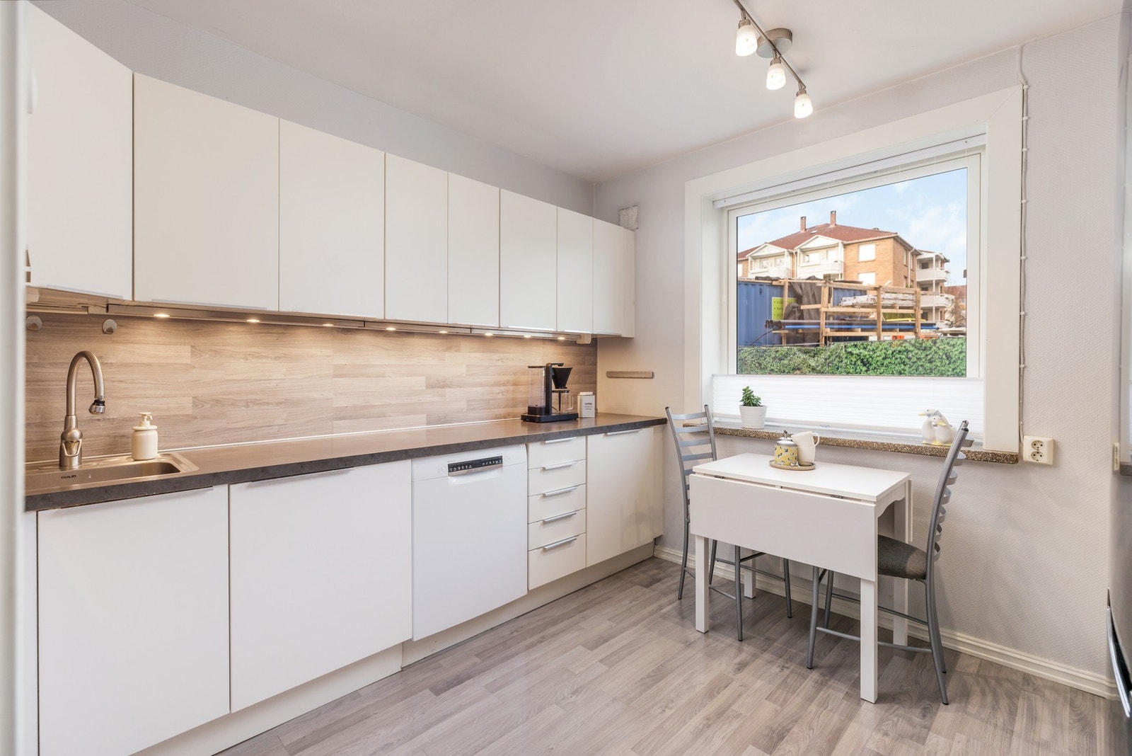 Maksimalt utnyttet skap og benkeplass på kjøkkenet Galleribilde