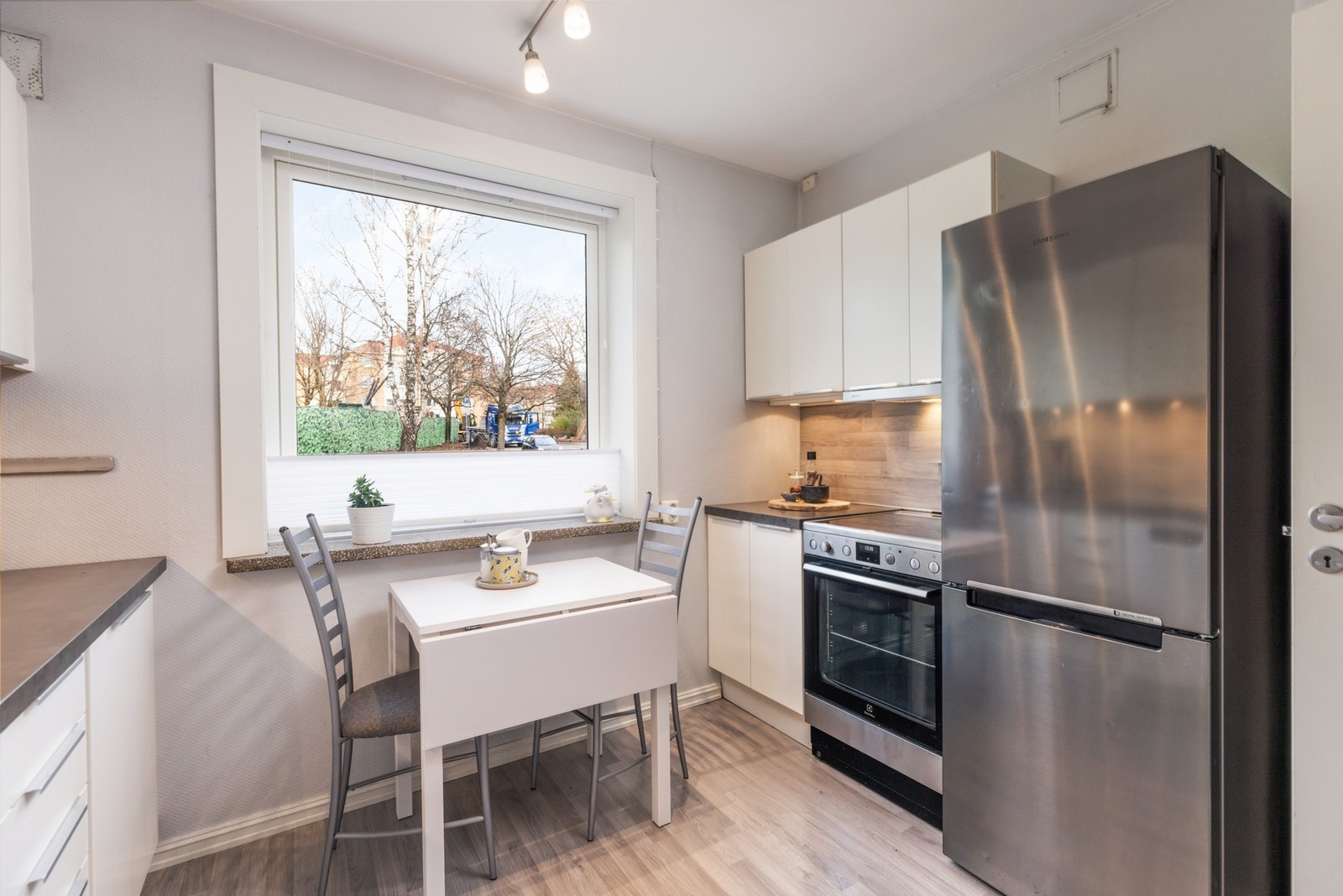 Plass til lite kjøkkenbord ved vindu. Galleribilde