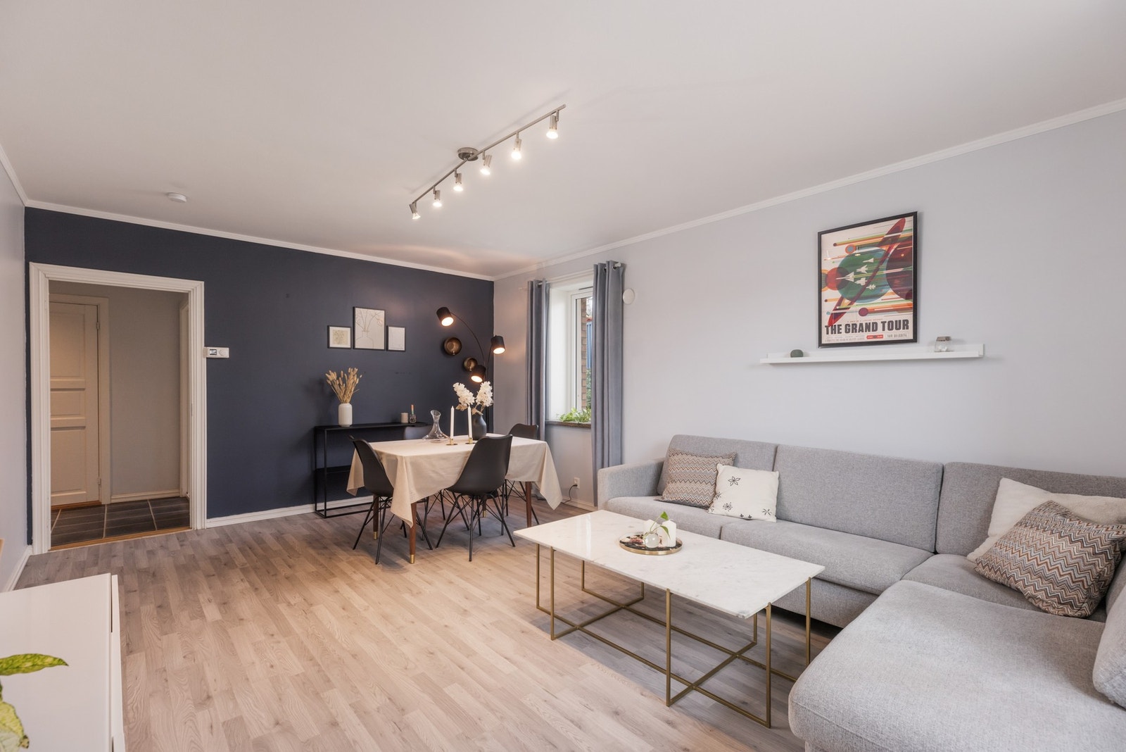 Innbydende stue med markørvegg og lysflater fra tre himmelretninger Galleribilde