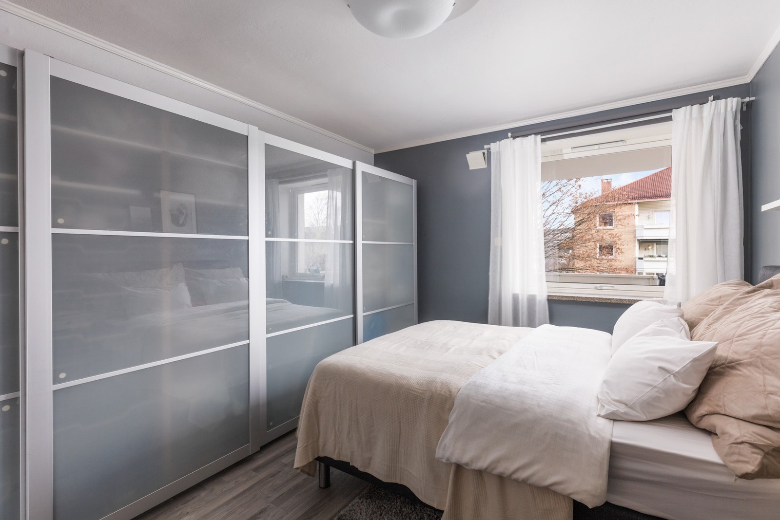 Her er det god plass til dobbeltseng og hjemmekontorpult Galleribilde