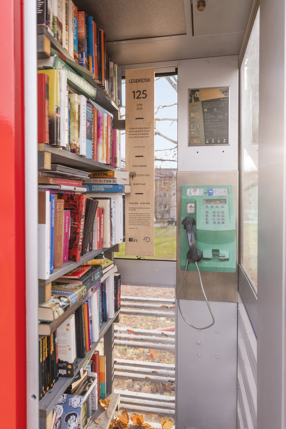 Den gamle telefonboksen er nå bibliotek Galleribilde