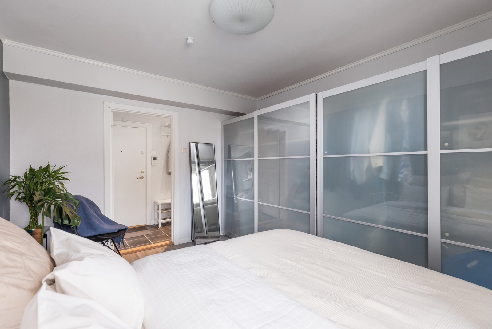 Godt med lagringsplass i store skyvegarderobeskap Galleribilde