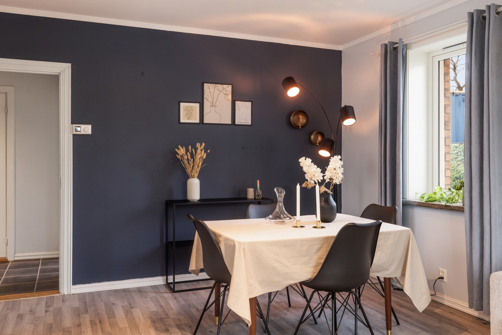 Malt markørvegg. For de som ønsker peis er det pipeløp i vegg Galleribilde